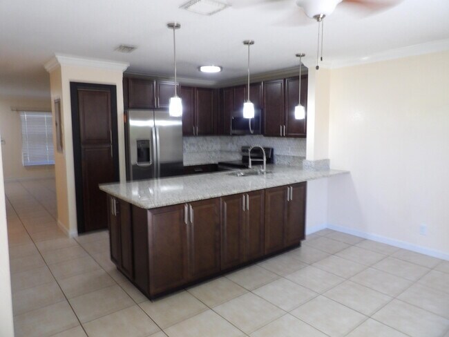 Building Photo - 996 Summit Lake Dr