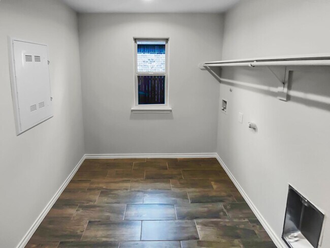 Building Photo - 10008 Ginkgo Ln