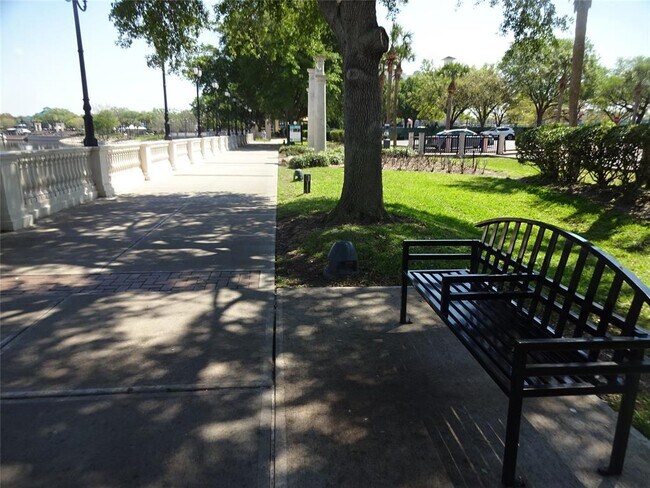 Building Photo - 123 BLUE POINT Way