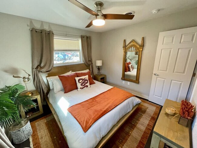 Building Photo - 104 SE 12th St