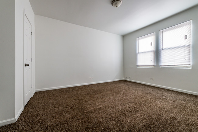 Bedroom - 5800-04 S Artesian Ave