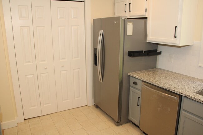 Building Photo - 202 N Ridge Run