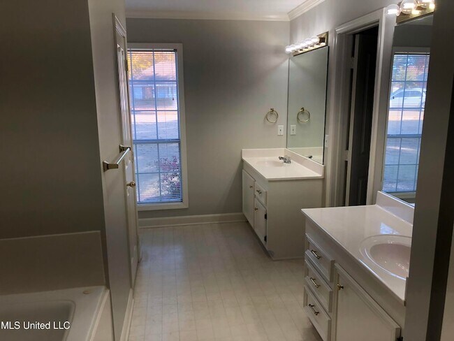 Building Photo - 313 S Place Dr