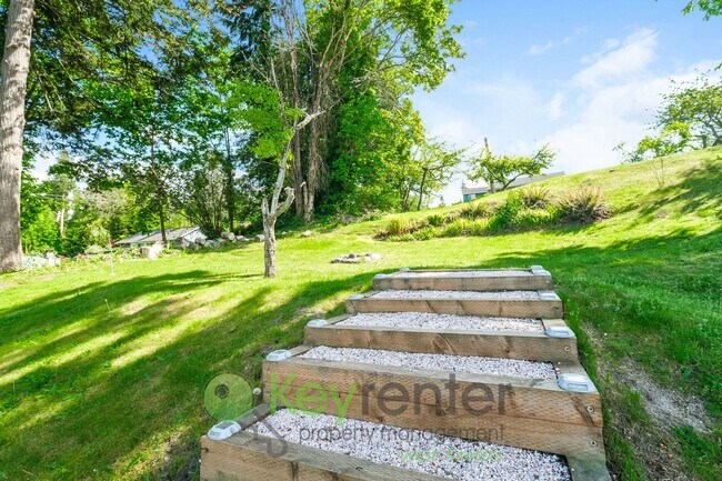 Building Photo - Des Moines 3 Bed Gem with Hot Tub and Spacious Layout