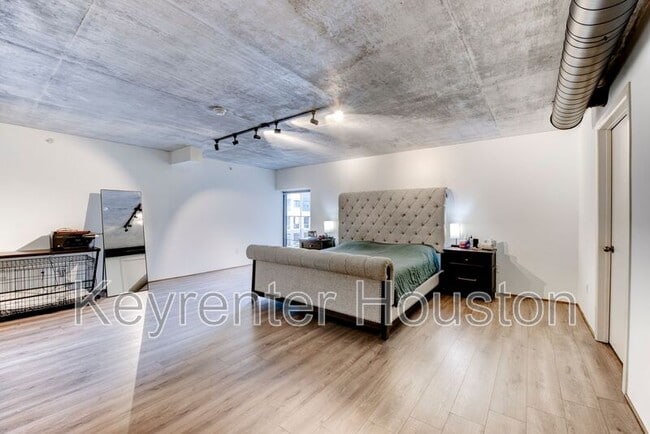 Building Photo - 1005 S Shepherd Dr