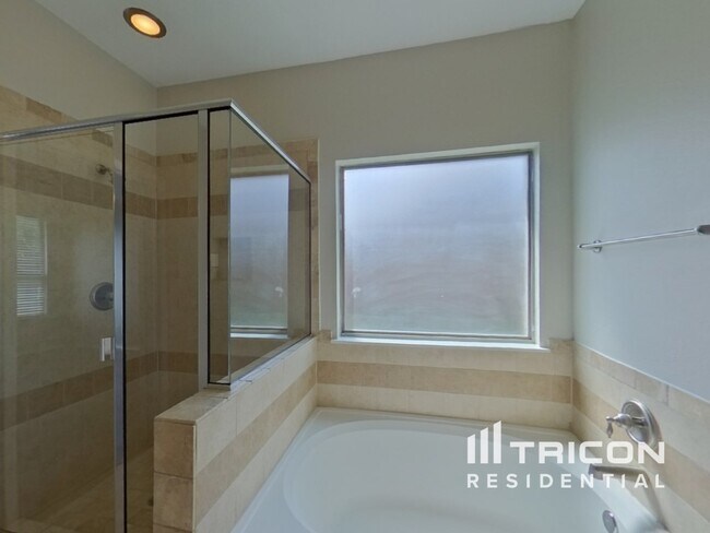 Building Photo - 2989 Lakeview Cir