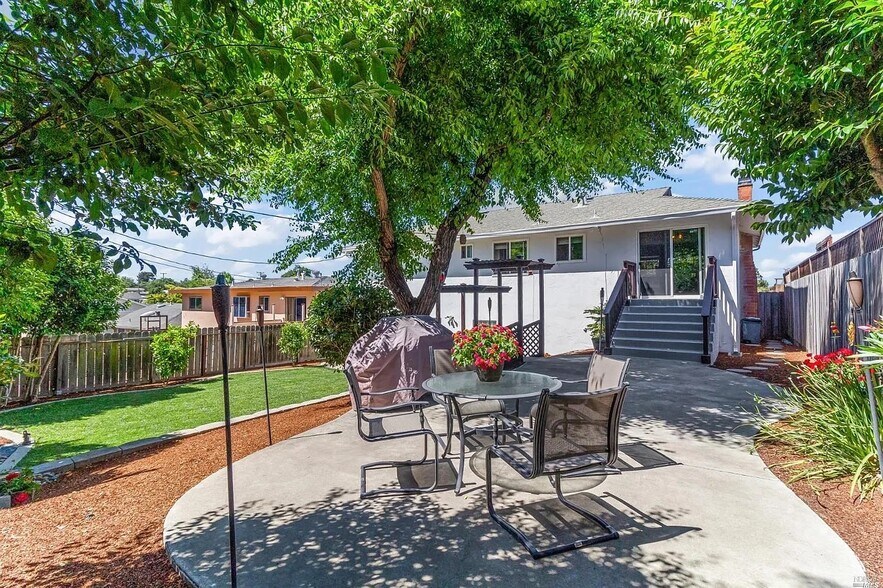 Building Photo - 352 Los Cerritos Dr