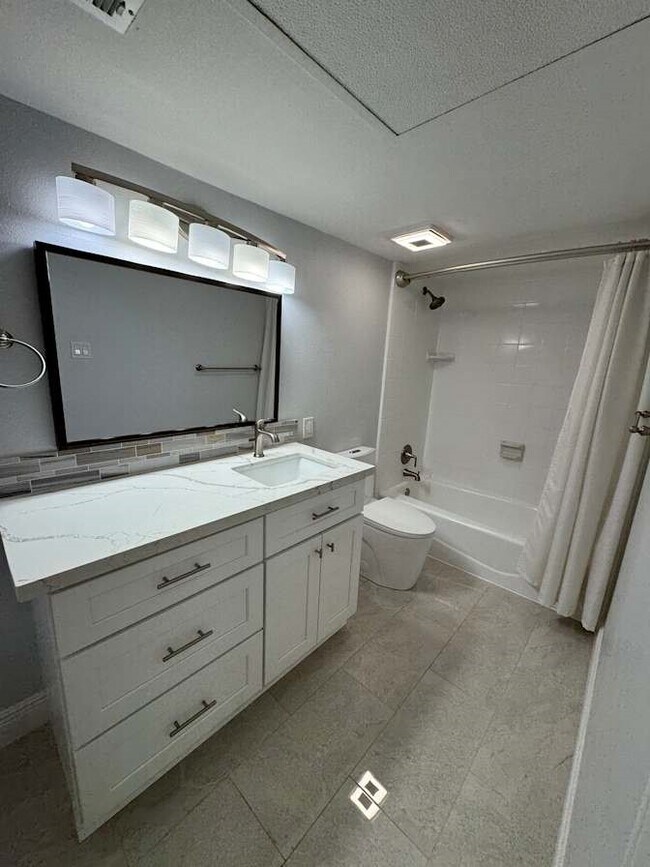 Building Photo - 355 N Post Oak Ln