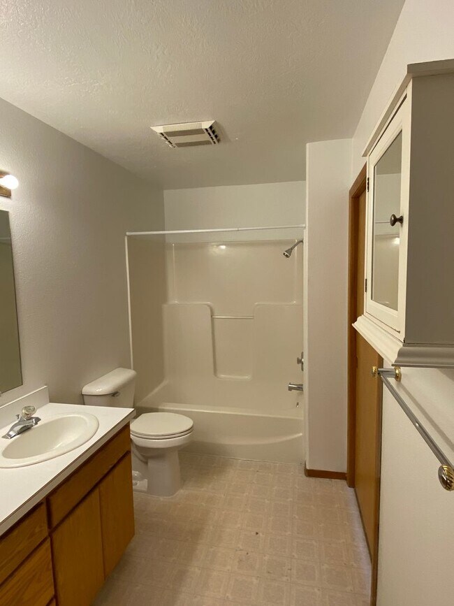 Building Photo - Spacious 3-bedroom/1 bath duplex in Albany!