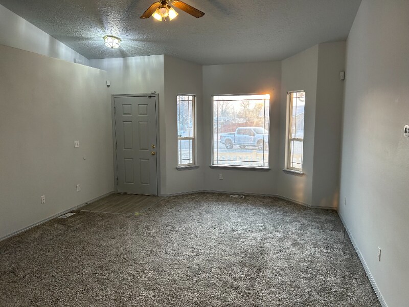 Building Photo - 607 Meadowbrook Dr