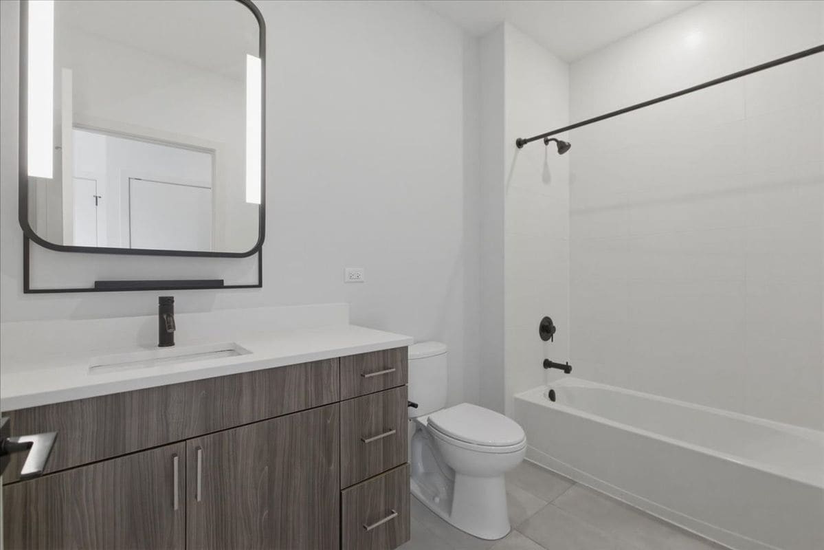 Building Photo - 948 W Sunnyside Ave