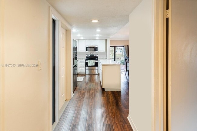 Building Photo - 8980 Palm Tree Ln