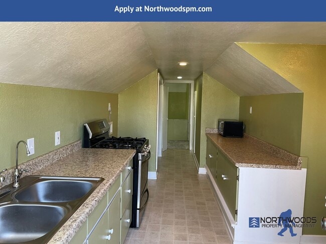 Building Photo - Very Cute 1 bed 1 bath upstairs unit, with...