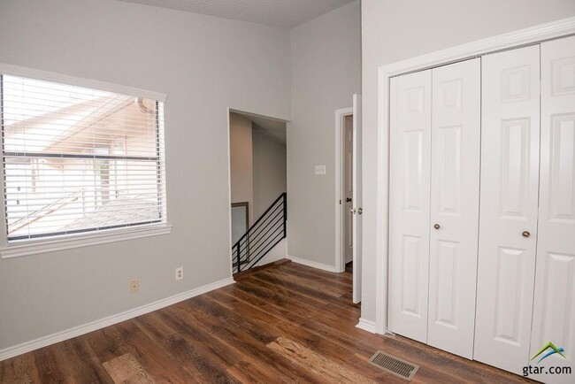 Building Photo - 5917 Hollytree Dr