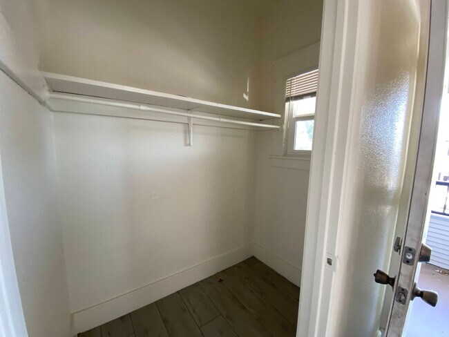 Building Photo - One Bedroom Apartment in Downtown Stockton