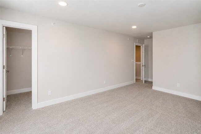 Building Photo - 701 Halcyon Ln