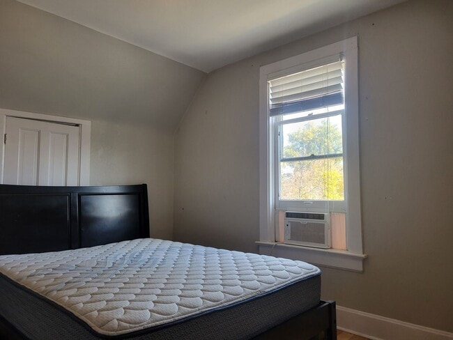 Building Photo - Charming 1910 Craftsman in the Heart of Downtown Longmont