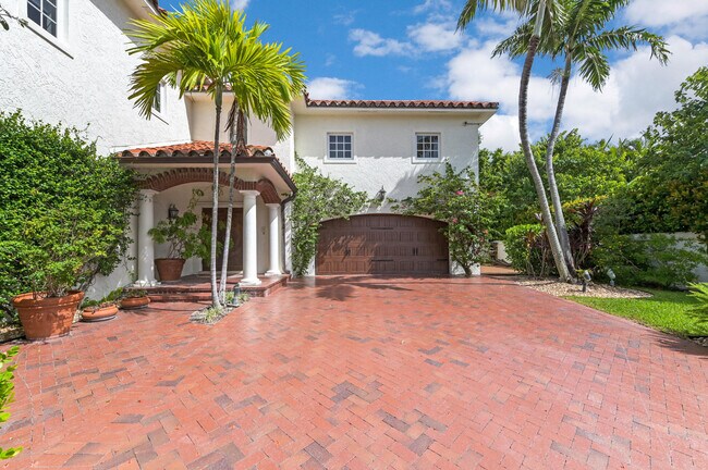 Building Photo - 825 Marbella Ln