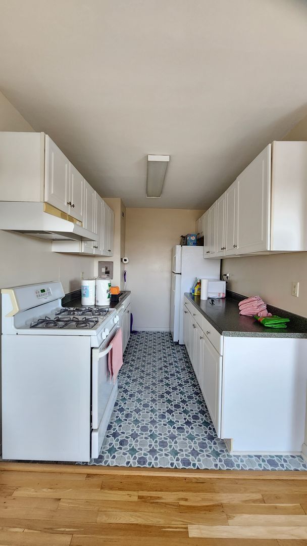 Building Photo - Utilities Included! Parking! Near Pentagon City Metro!