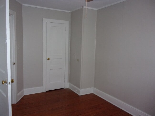 Building Photo - Renovated 2 Bedroom 1 1/2 Bath Townhome - ...