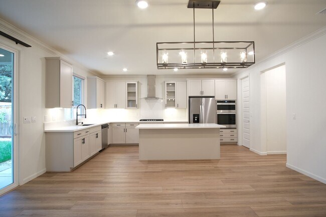 Building Photo - Stunning 4-bedroom 2.5 bathroom