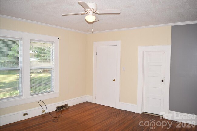 Building Photo - 223 Maple St