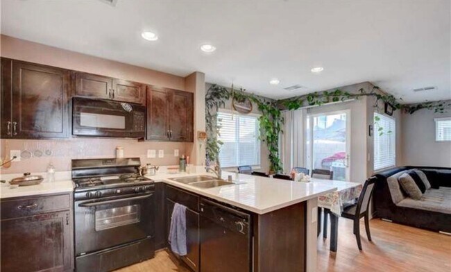 Building Photo - 4 Bed 3 Bath
