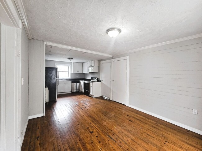 Building Photo - Three Bedroom House off of Campbell Avenue!