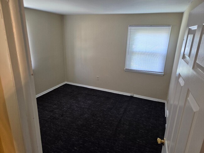 Building Photo - 3 Bedroom 2 Bath House