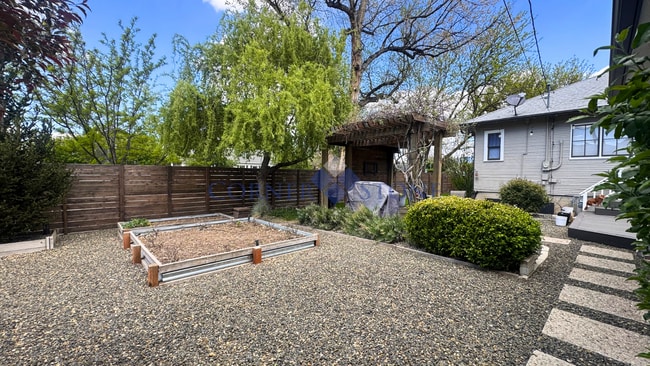Building Photo - Stunning Home In Desired Boise Location!