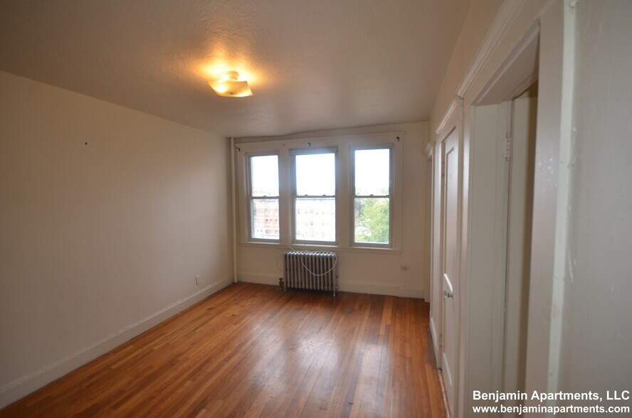 Building Photo - 1626 Comm.Ave Unit 12