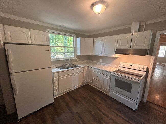 Building Photo - 4503 Lakeview Dr NW