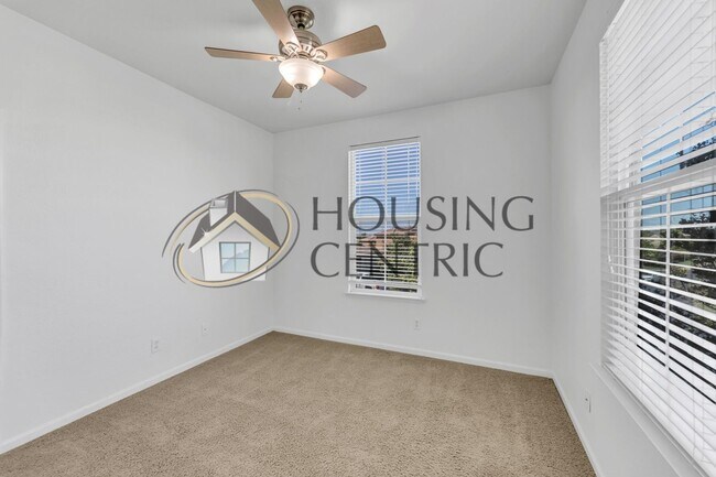 Building Photo - Beautiful Executive Home w/ Pool on 1/2 Ac...