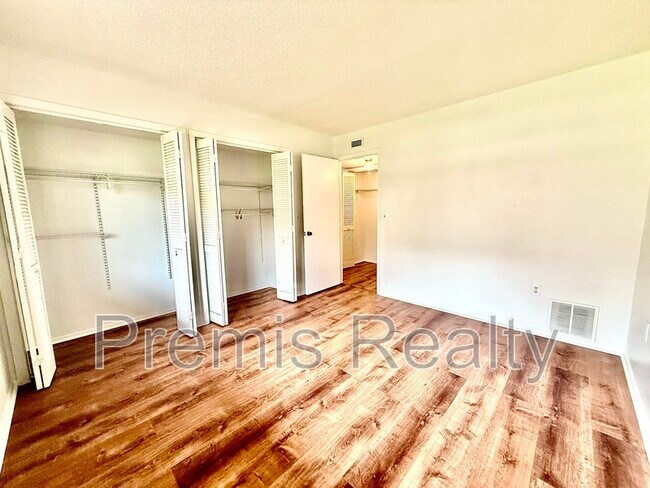Building Photo - 141 Lakeside Dr