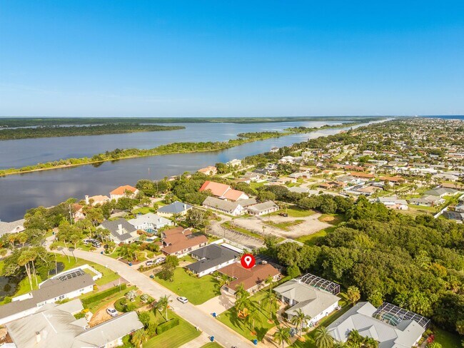 Building Photo - Executive Coastal Retreat | Four-Bedroom P...