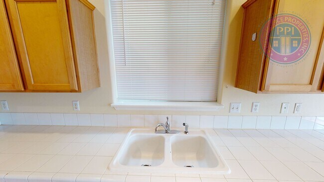 Building Photo - Beaverton - Two En-Suites! LVT Plank Flooring, No Carpet