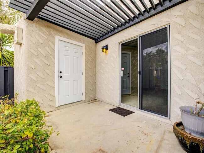 Building Photo - 2 Bedroom 2 Bathroom