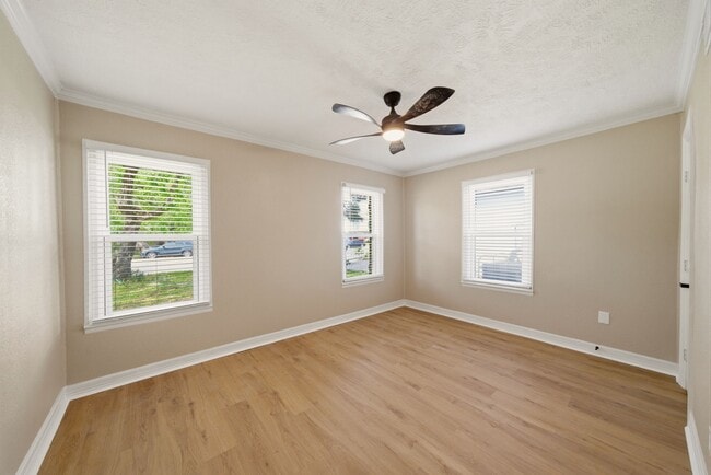 Building Photo - 417 13th Ave N
