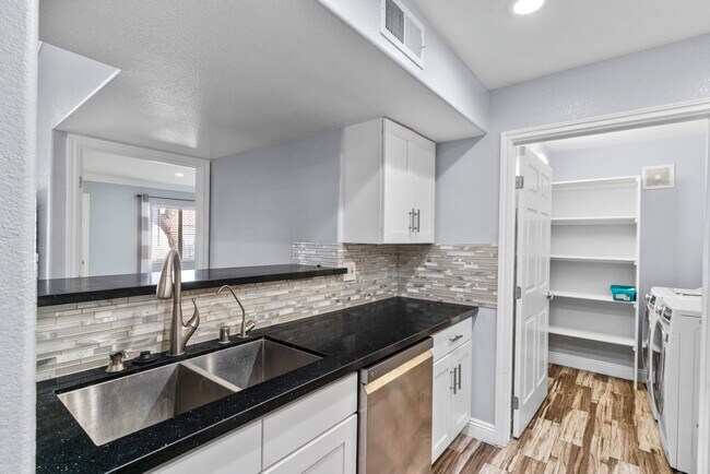 Building Photo - "Chic 3-Bed Townhouse with Granite Countertops on West Flamingo Road, Las Vegas!"