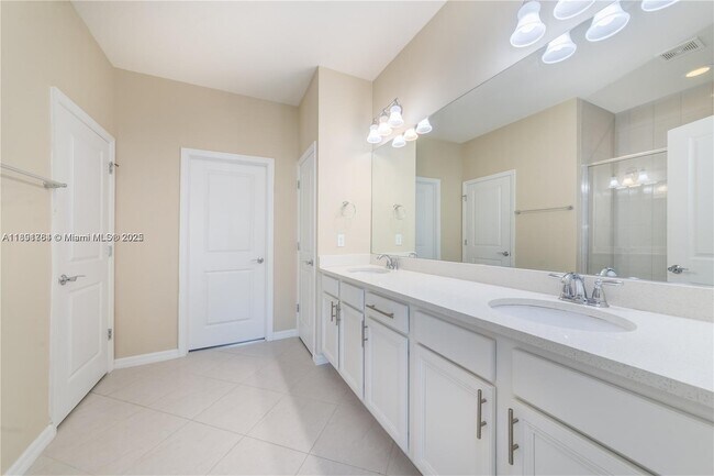Building Photo - 925 Banyan Dr