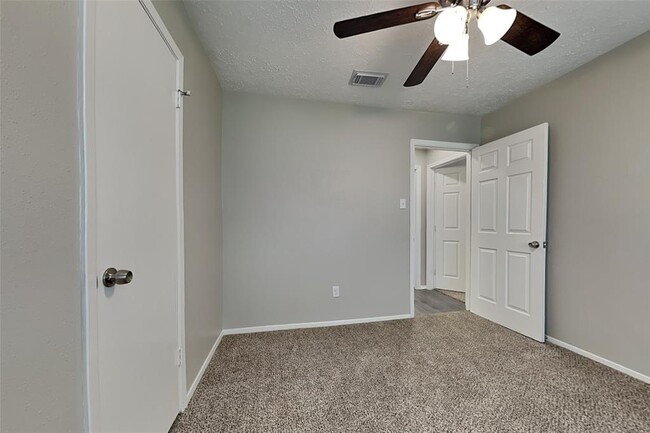 Building Photo - 7414 Skylight Ln