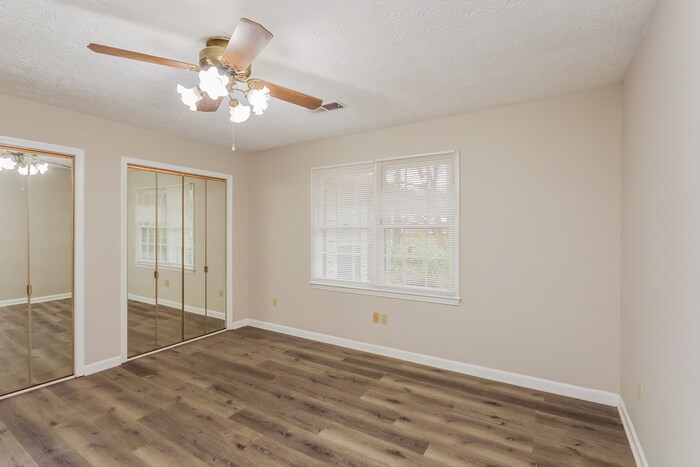 Building Photo - 301 Clubland Cir SE