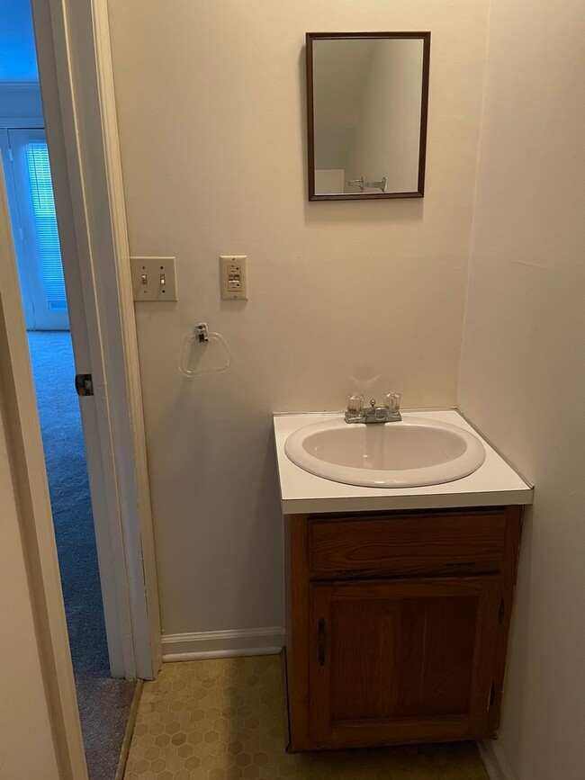 Building Photo - 2 BED, 1.5 BATH TWO STORY TOWNHOME!