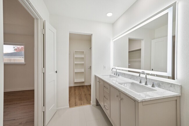 Building Photo - 9719 Springmont Dr