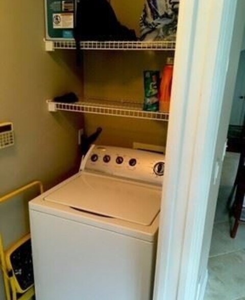 Washer in laundry room - 562 SW Saint Martins Cv