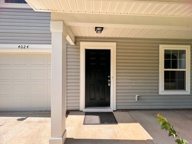 Building Photo - Gorgeous 3 bedroom, 2 1/2 bathroom two-story home in Winston Salem