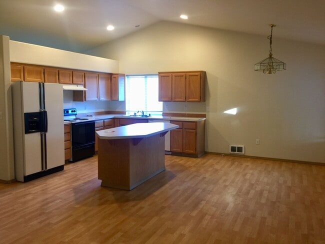 Building Photo - Charming One Story Rambler