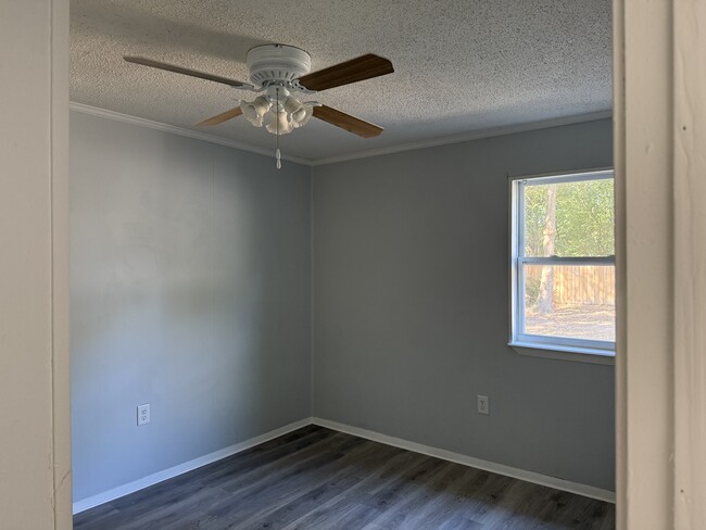 Building Photo - 107 E Hamm Ave
