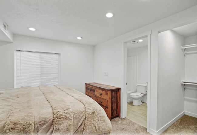 Building Photo - Cute 4-Bedroom Home in Vineyard!