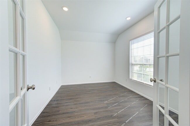 Building Photo - 5023 Lavaridge Dr